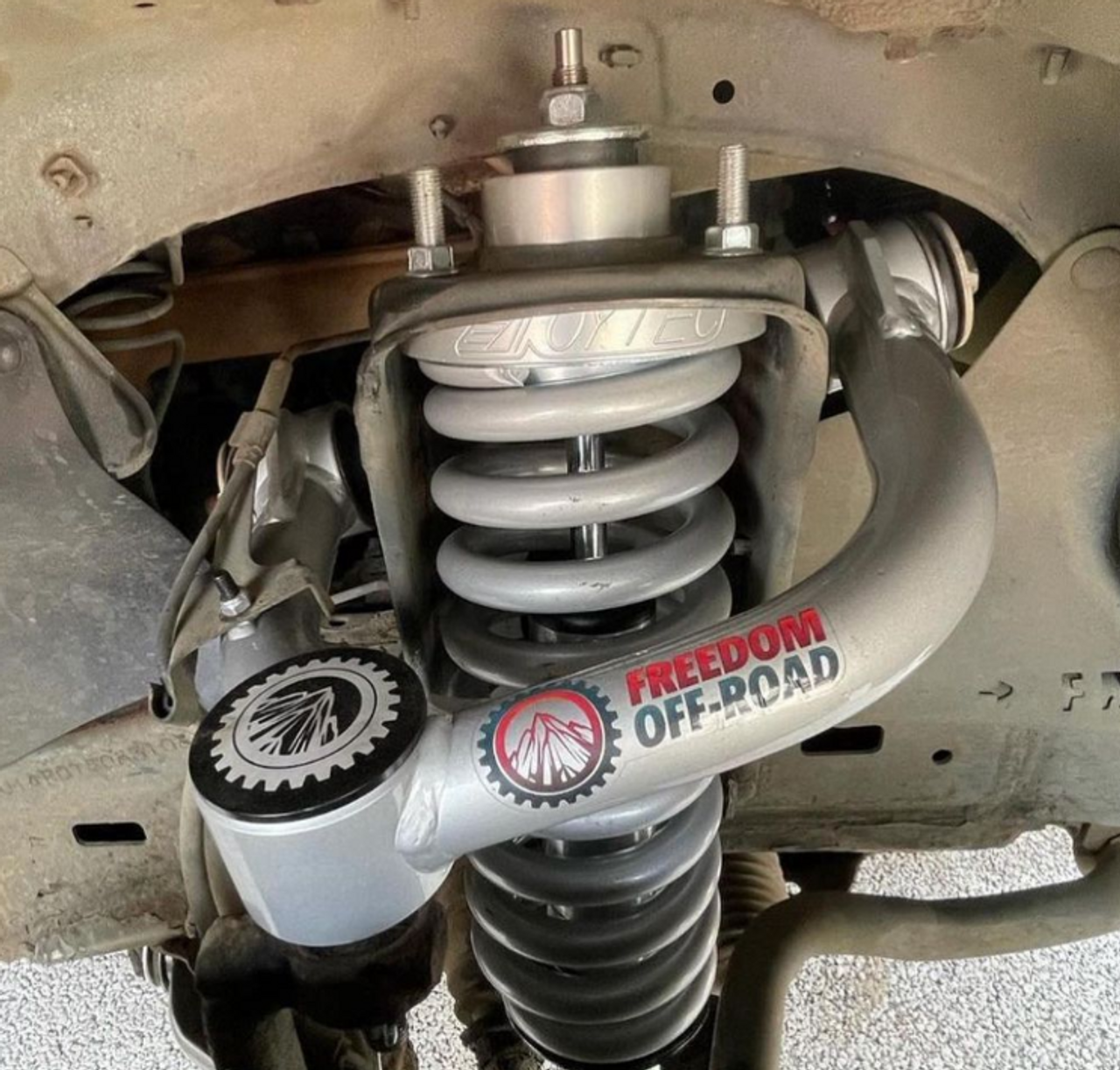 FREEDOM OFF-ROAD FRONT UPPER CONTROL ARM: TOYOTA/LEXUS 07+ FJ/03+ 4RUNNER/ 03+ GX470/ GX460 (2-4" LIFT UNIBALL)