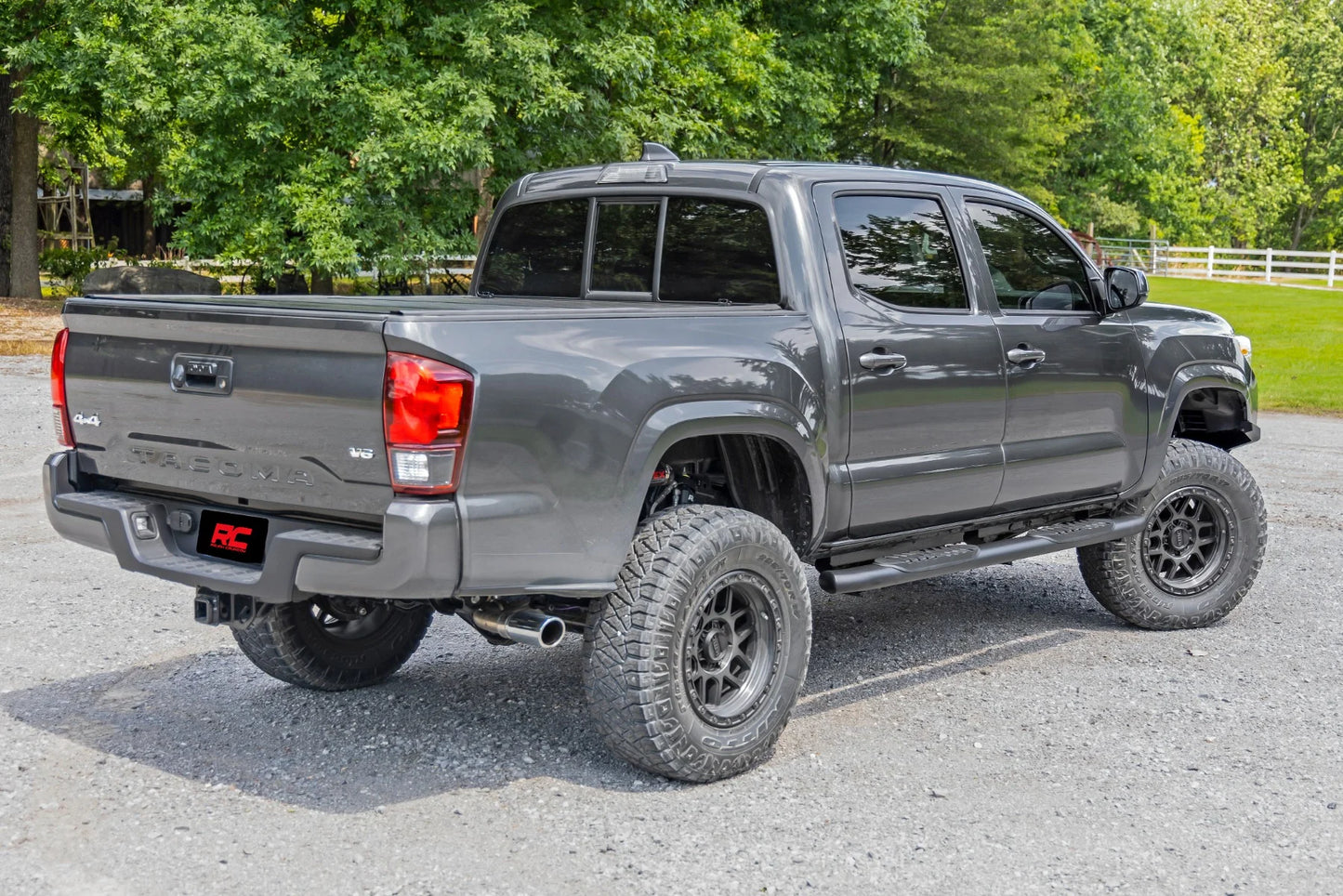 ROUGH COUNTRY OVAL NERF STEP: TOYOTA TACOMA 05-23 (CREW CRAB)