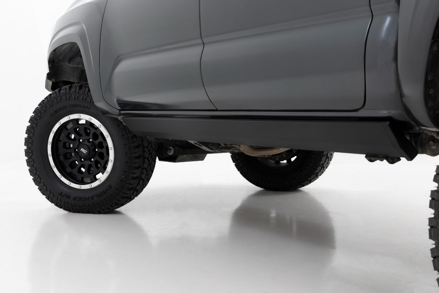 ROUGH COUNTRY POWER RUNNING BOARDS: TOYOTA TACOMA 05-23 (CREW CRAB)